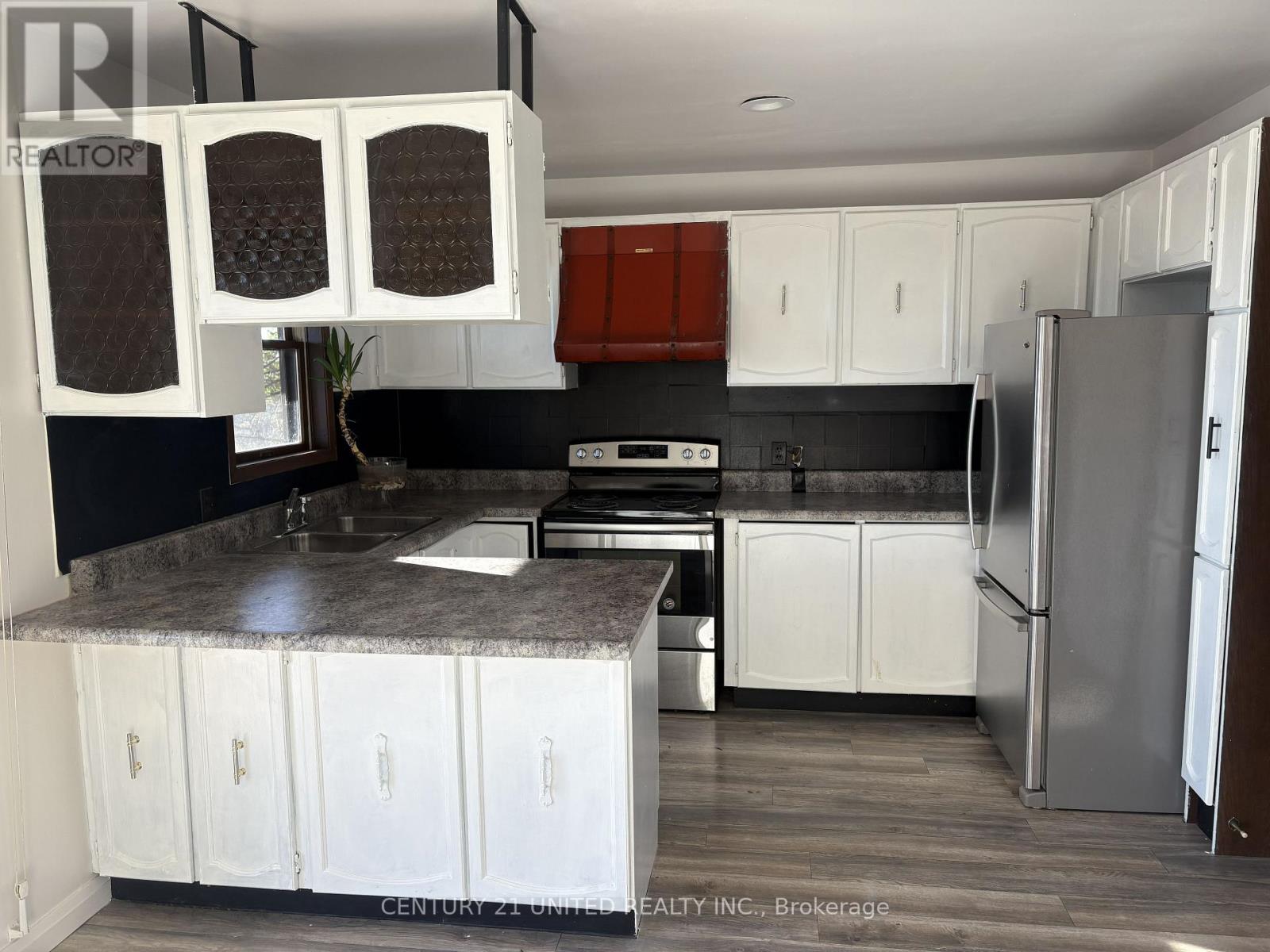 1584 Champlain Drive, Peterborough (Northcrest Ward 5), Ontario  K9L 1N6 - Photo 4 - X12529678