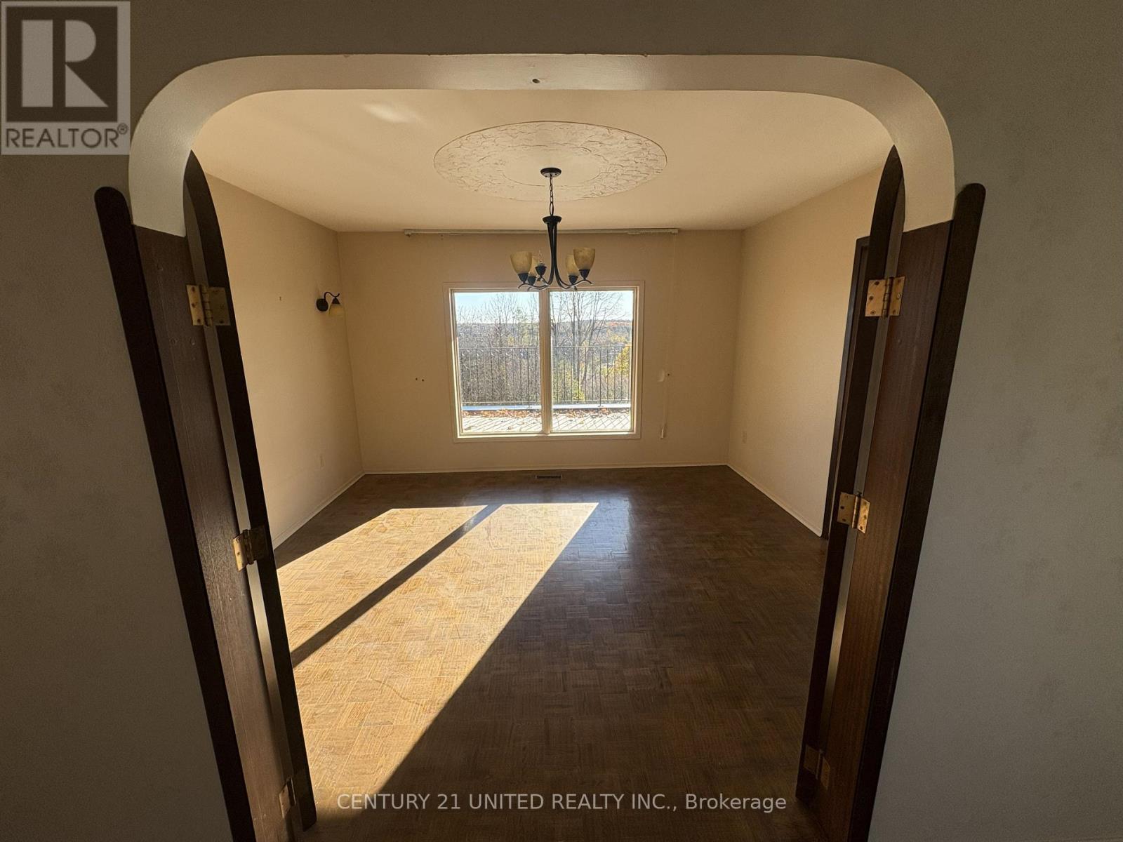 1584 Champlain Drive, Peterborough (Northcrest Ward 5), Ontario  K9L 1N6 - Photo 5 - X12529678