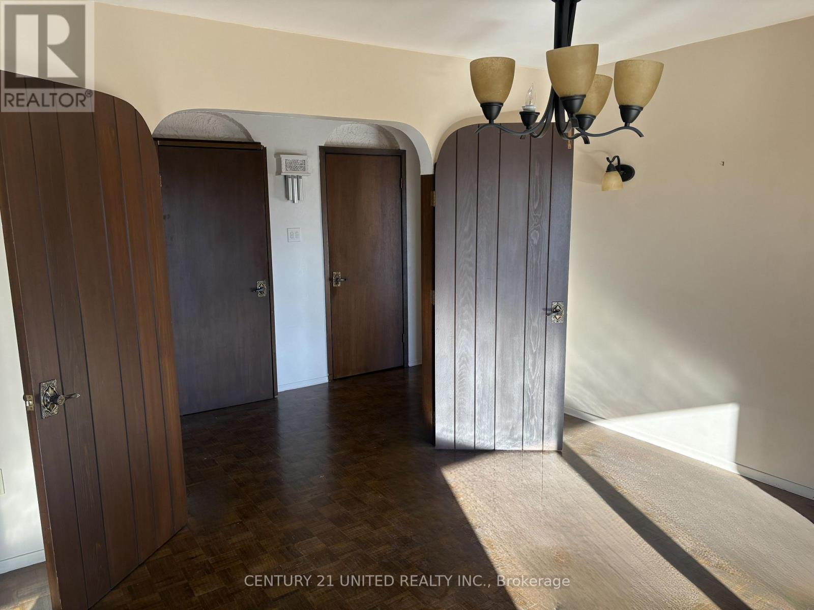 1584 Champlain Drive, Peterborough (Northcrest Ward 5), Ontario  K9L 1N6 - Photo 6 - X12529678