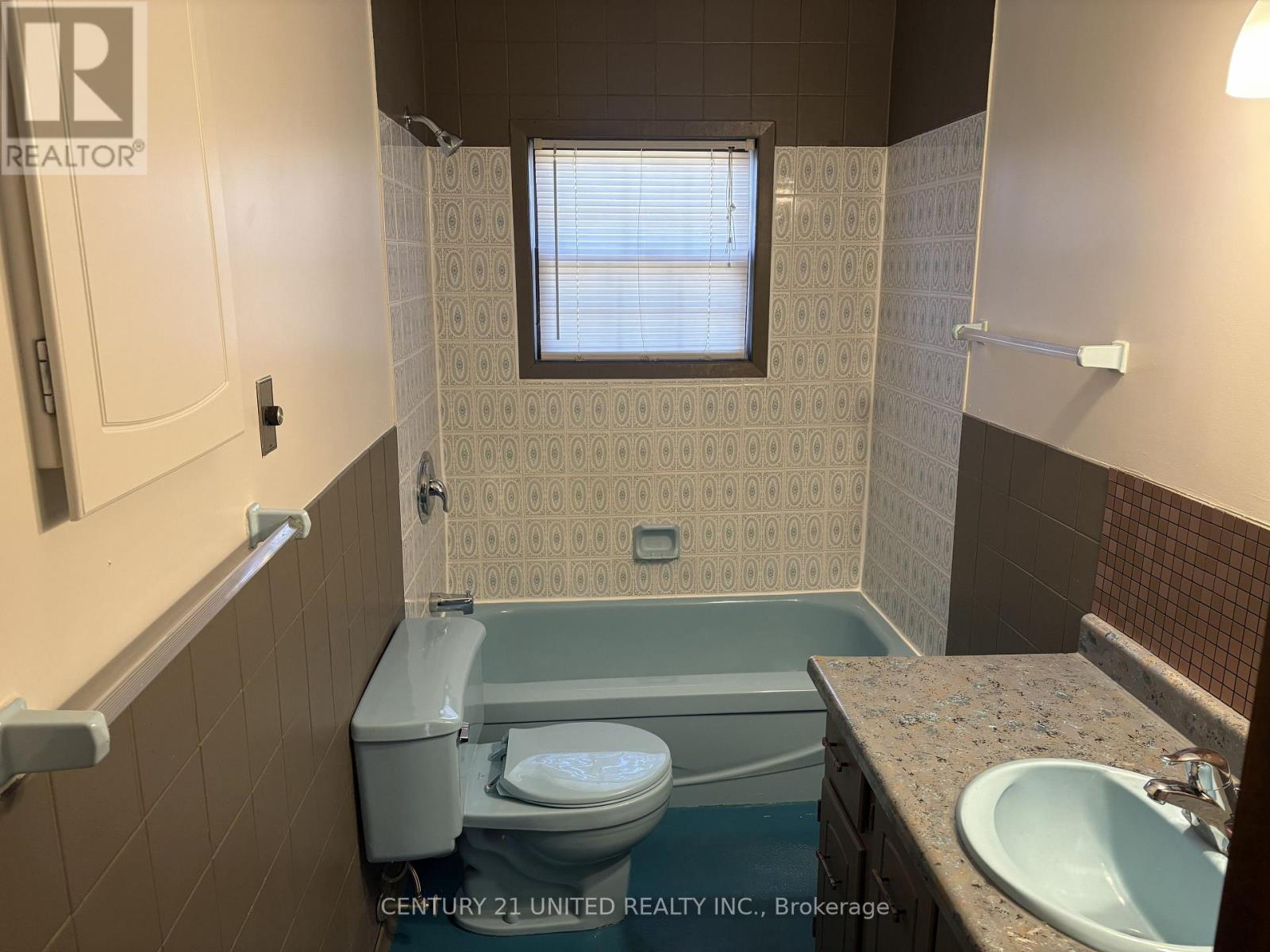 1584 Champlain Drive, Peterborough (Northcrest Ward 5), Ontario  K9L 1N6 - Photo 8 - X12529678