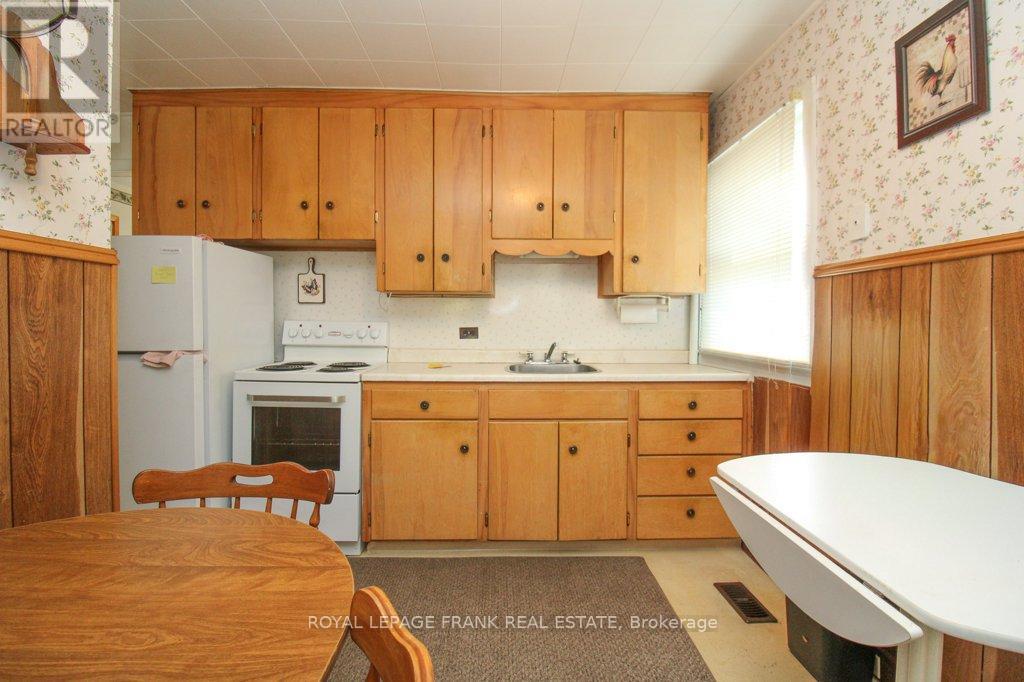 512 Glengarry Avenue, Peterborough (Northcrest Ward 5), Ontario  K9H 4Y4 - Photo 16 - X12529792