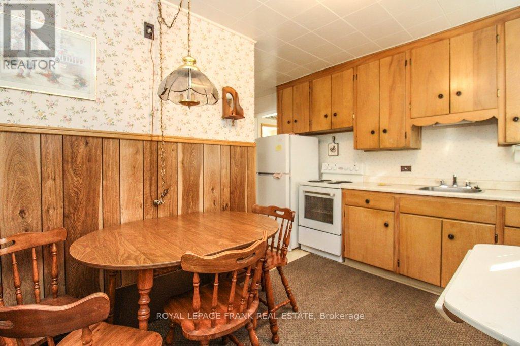 512 Glengarry Avenue, Peterborough (Northcrest Ward 5), Ontario  K9H 4Y4 - Photo 17 - X12529792