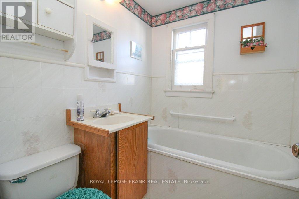 512 Glengarry Avenue, Peterborough (Northcrest Ward 5), Ontario  K9H 4Y4 - Photo 21 - X12529792