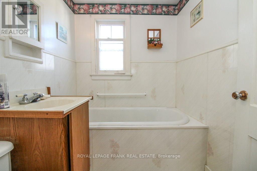 512 Glengarry Avenue, Peterborough (Northcrest Ward 5), Ontario  K9H 4Y4 - Photo 22 - X12529792