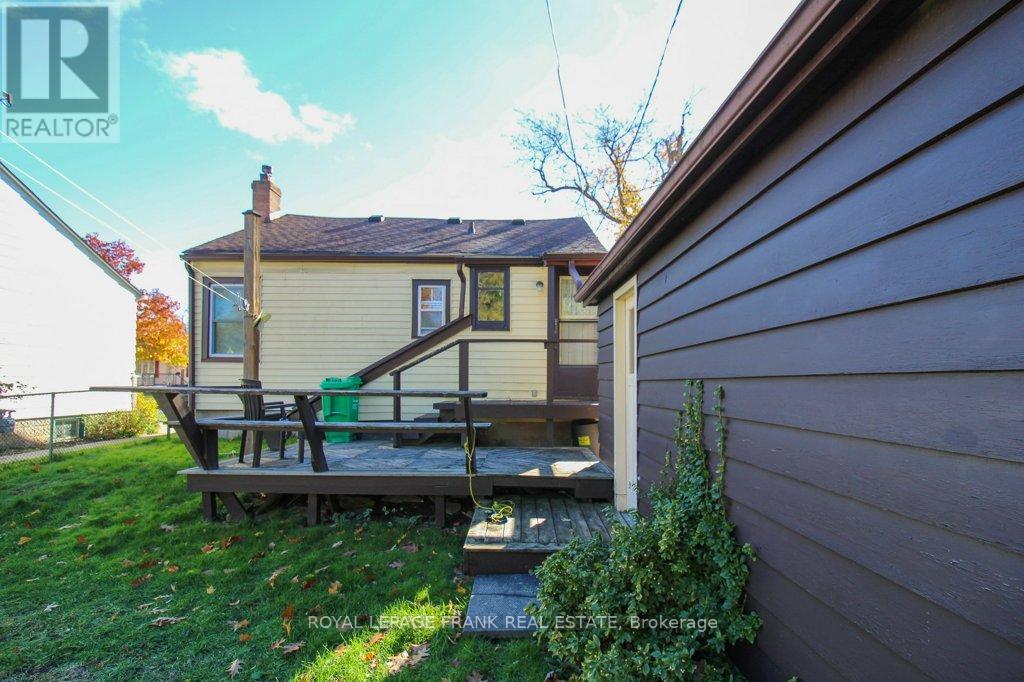 512 Glengarry Avenue, Peterborough (Northcrest Ward 5), Ontario  K9H 4Y4 - Photo 6 - X12529792