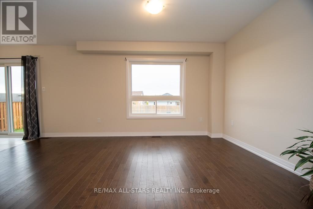 44 Carew Boulevard, Kawartha Lakes (Lindsay), Ontario  K9V 4R1 - Photo 12 - X12529870