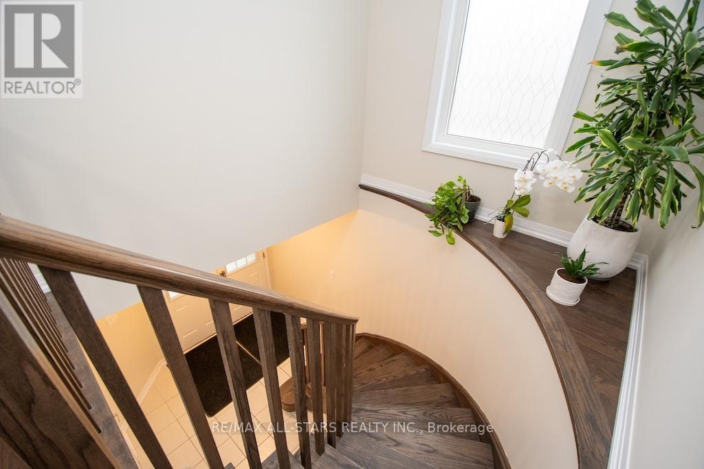 44 Carew Boulevard, Kawartha Lakes (Lindsay), Ontario  K9V 4R1 - Photo 5 - X12529870