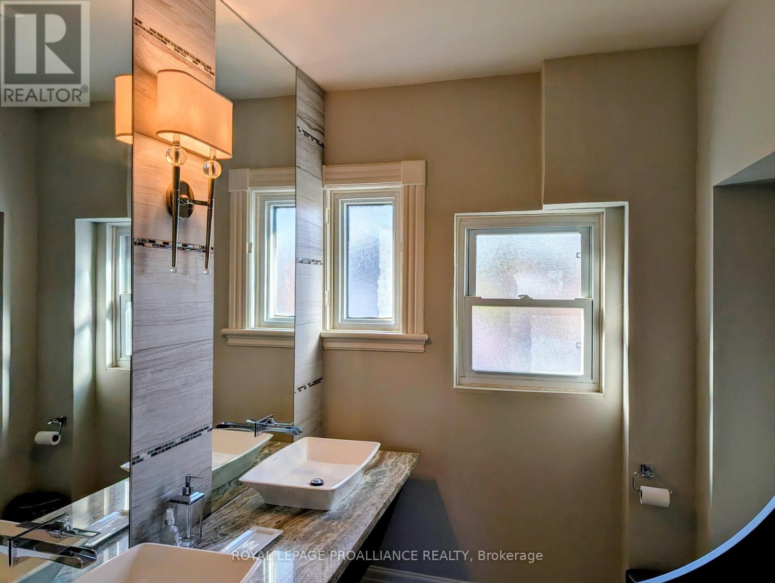 273 Rubidge Street, Peterborough (Town Ward 3), Ontario  K9J 3P1 - Photo 8 - X12531680