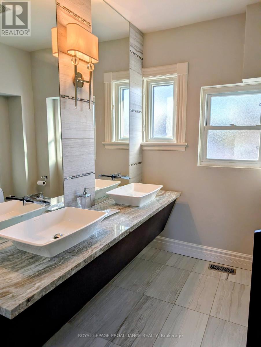 273 Rubidge Street, Peterborough (Town Ward 3), Ontario  K9J 3P1 - Photo 9 - X12531680