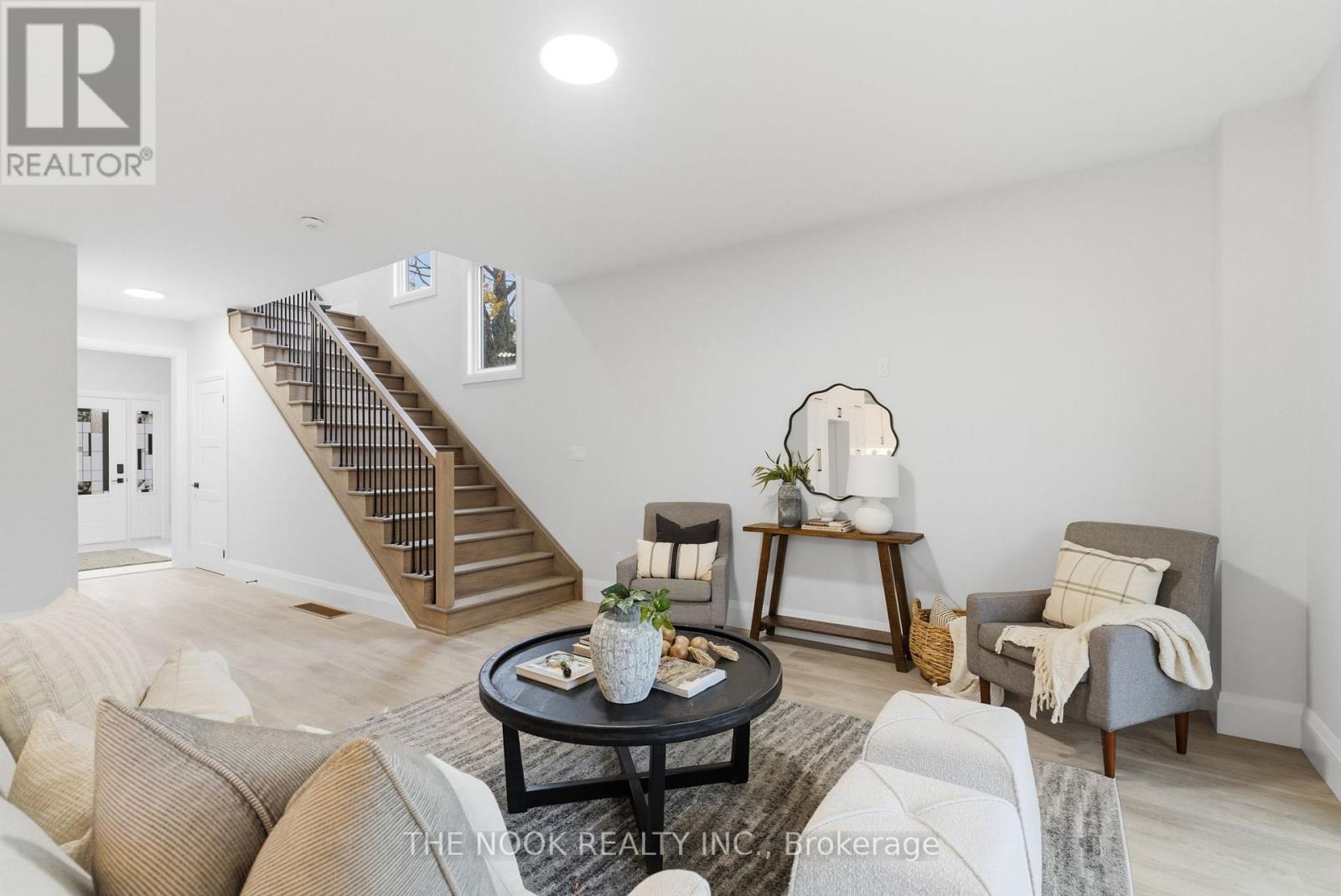 50 Russell Street E, Kawartha Lakes (Lindsay), Ontario  K9V 2A6 - Photo 7 - X12533052