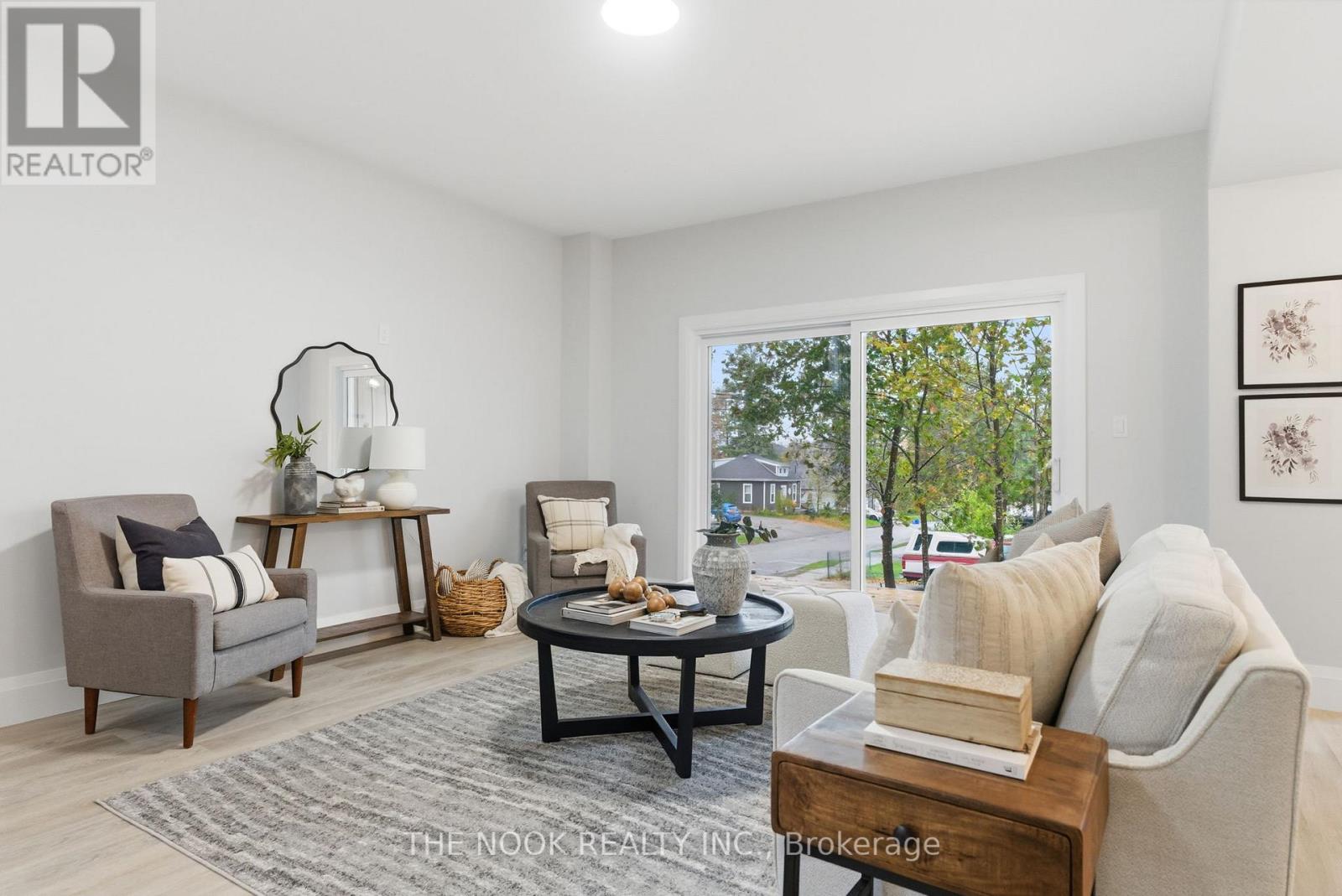 50 Russell Street E, Kawartha Lakes (Lindsay), Ontario  K9V 2A6 - Photo 9 - X12533052