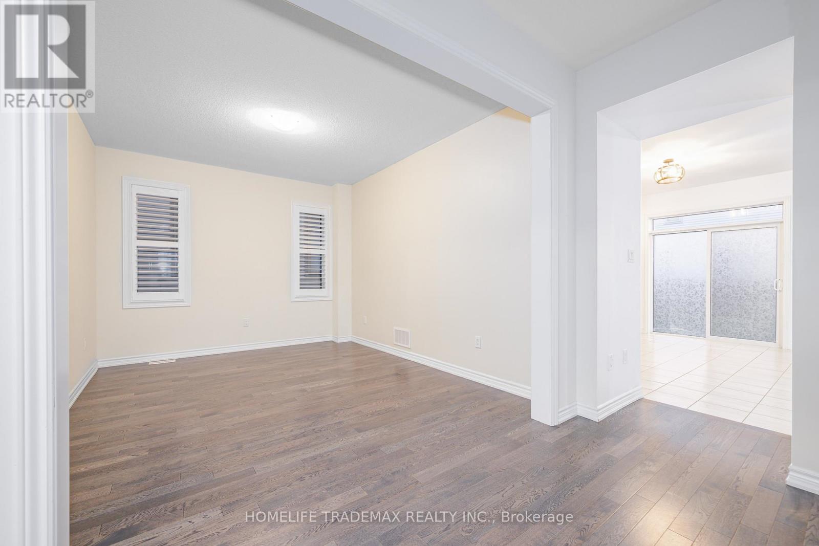 29 Hennessey Crescent, Kawartha Lakes (Lindsay), Ontario  K9V 0P3 - Photo 5 - X12537930