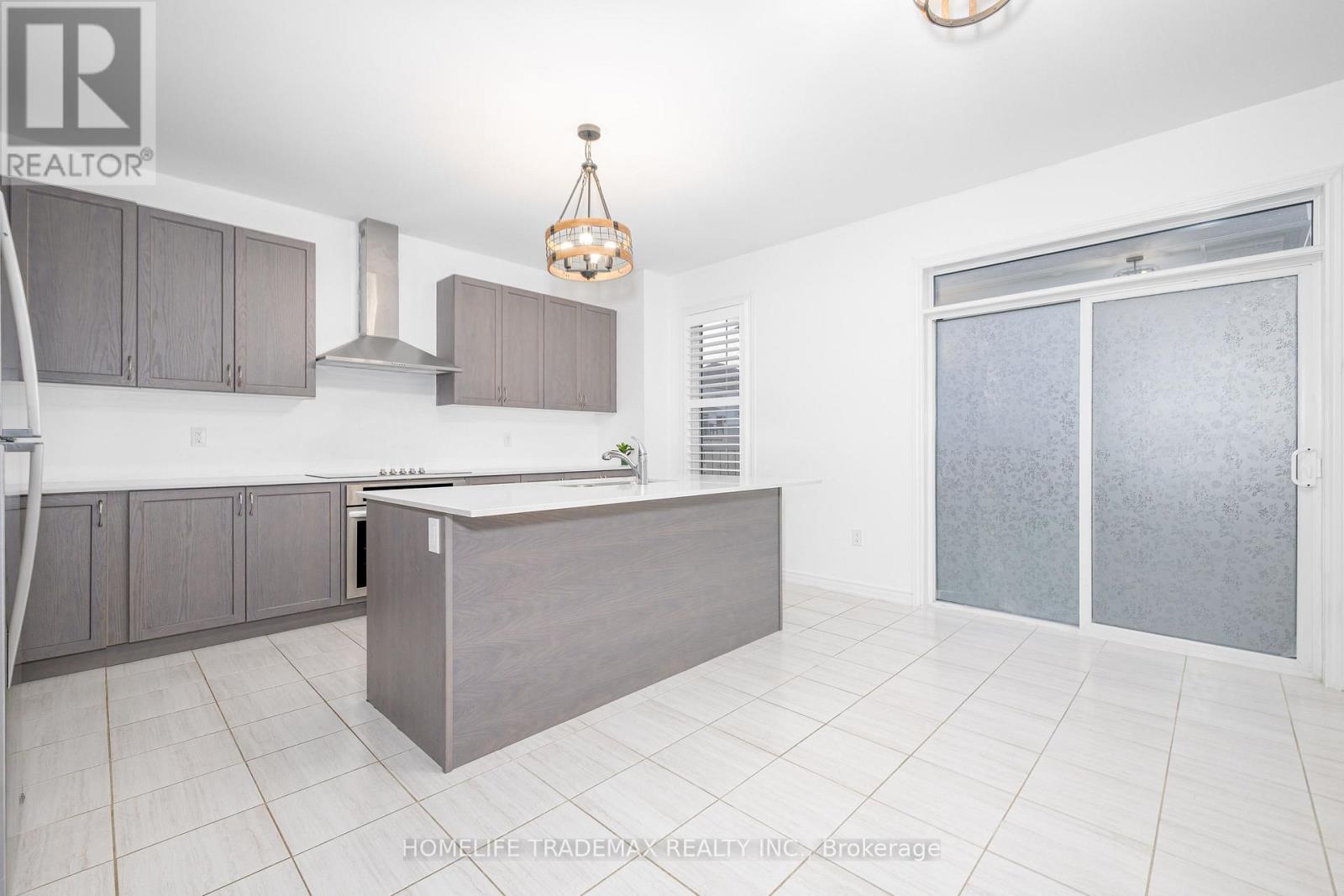 29 Hennessey Crescent, Kawartha Lakes (Lindsay), Ontario  K9V 0P3 - Photo 7 - X12537930