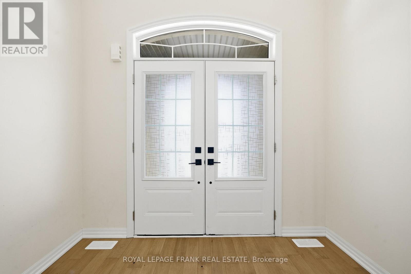 11 Fisher Road, Kawartha Lakes (Lindsay), Ontario  K9V 0P8 - Photo 5 - X12538368