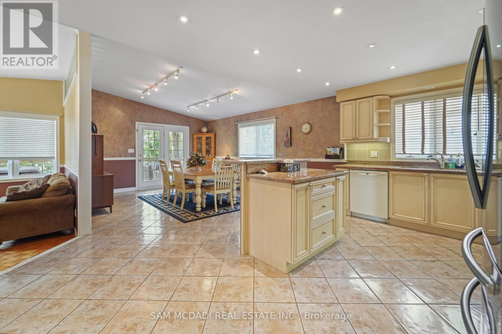 84 Maryland Drive, Selwyn, Ontario  K9J 6X3 - Photo 6 - X12541054