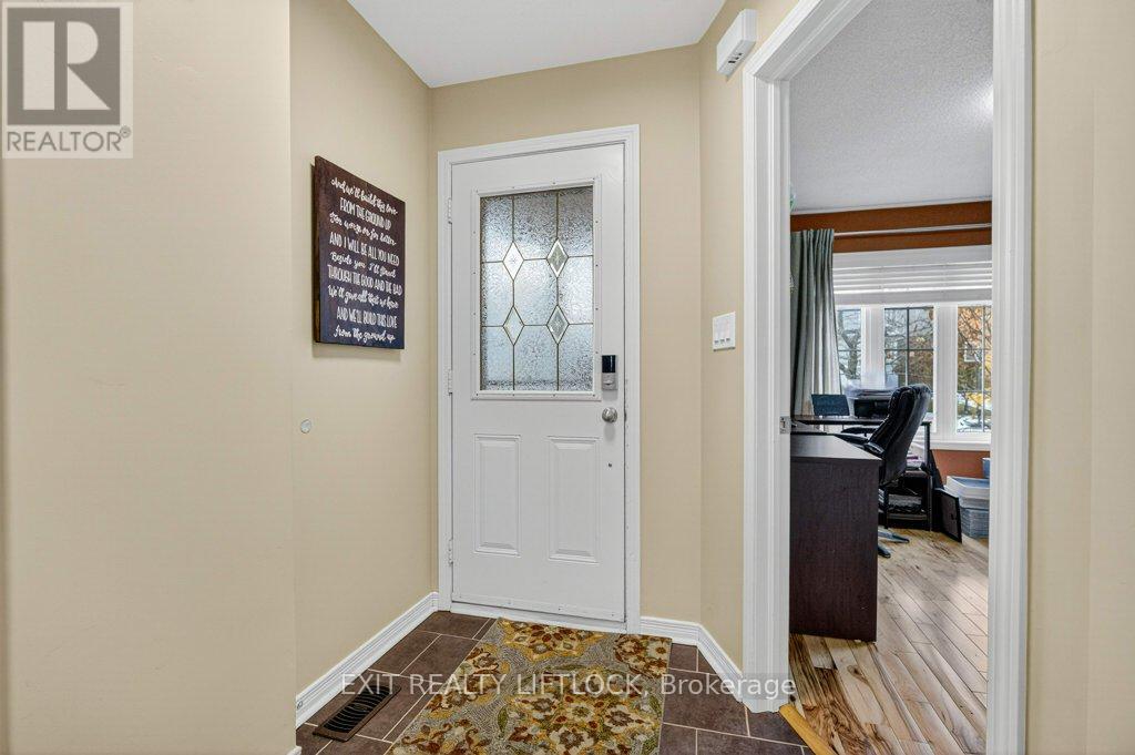 659 Tully Crescent, Peterborough (Monaghan Ward 2), Ontario  K9K 0A9 - Photo 4 - X12542032