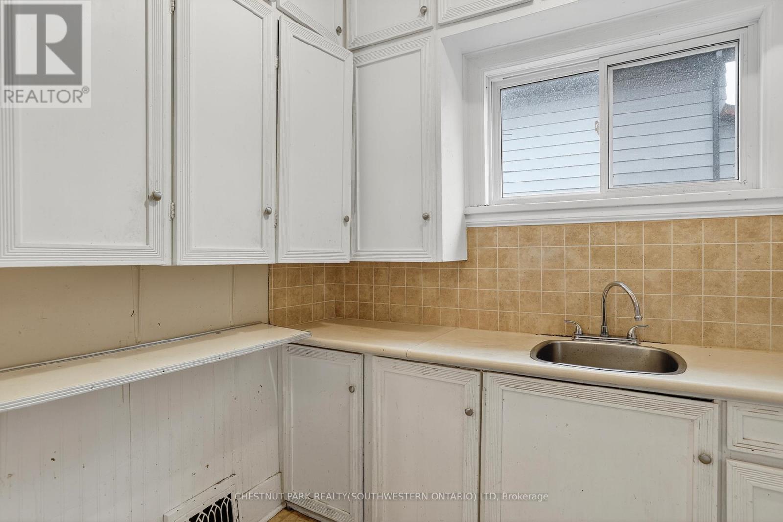 50 Ridout Street, Kawartha Lakes (Lindsay), Ontario  K9V 2B6 - Photo 18 - X12546040