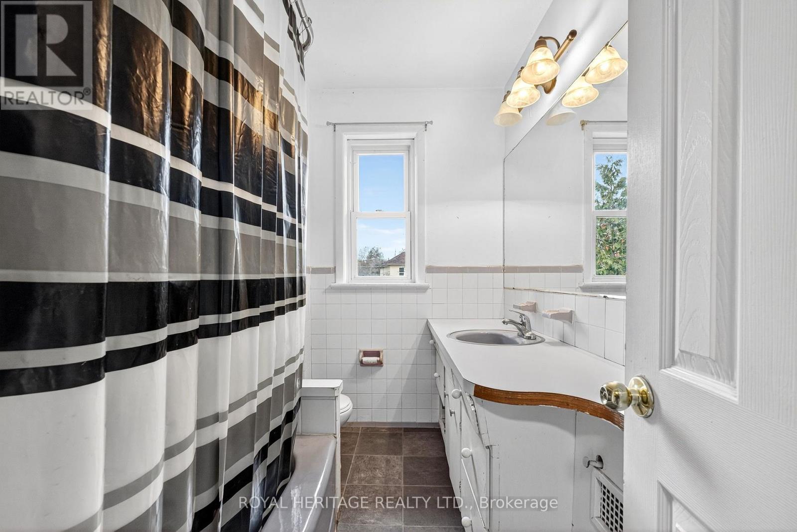 364 Parkhill Road W, Peterborough (Northcrest Ward 5), Ontario  K9H 3J1 - Photo 35 - X12546594