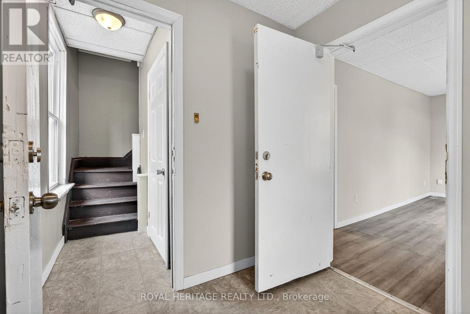 364 Parkhill Road W, Peterborough (Northcrest Ward 5), Ontario  K9H 3J1 - Photo 7 - X12546594