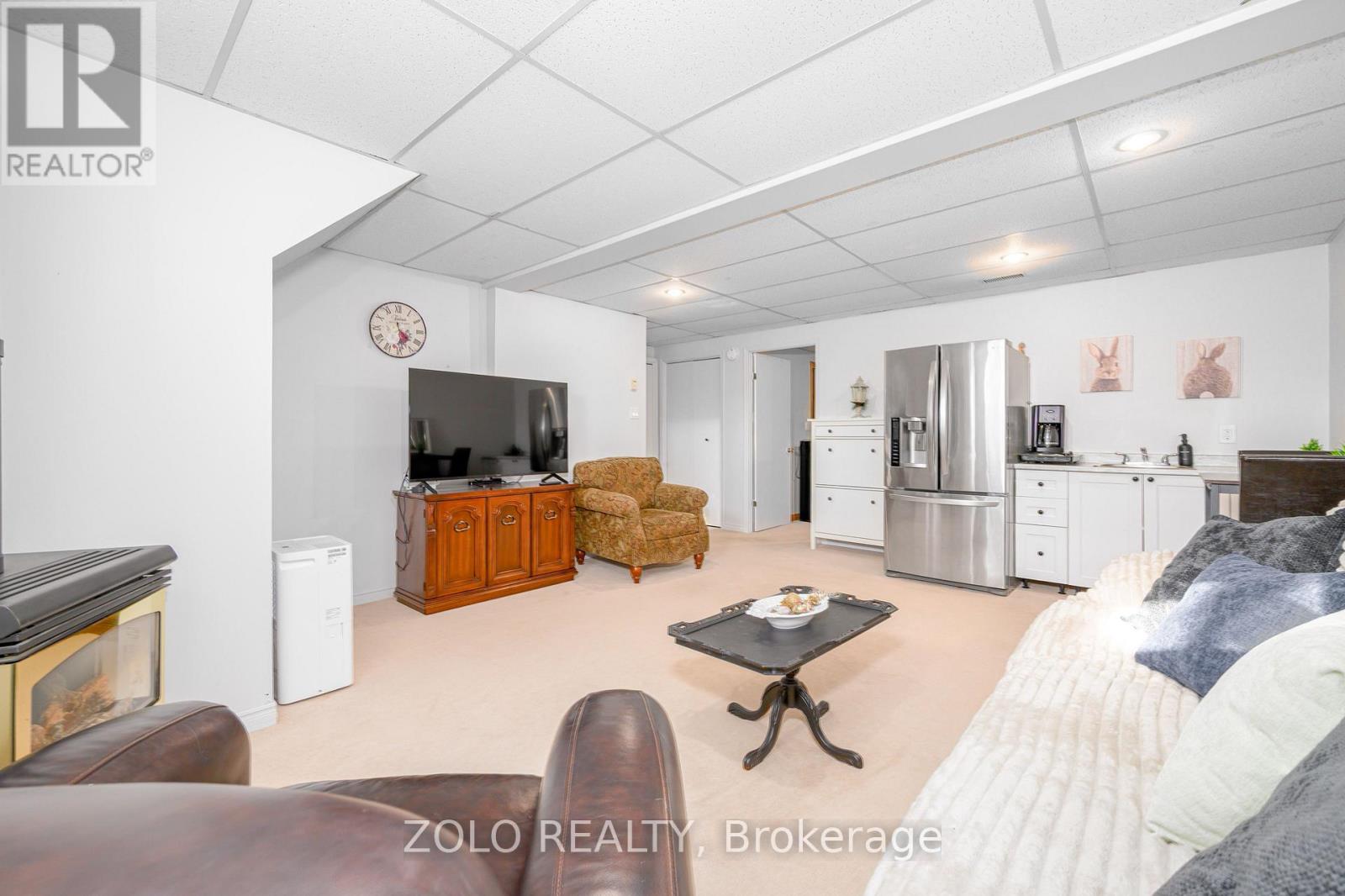 32 Andrew Drive, Kawartha Lakes (Lindsay), Ontario  K9V 5W6 - Photo 8 - X12546728