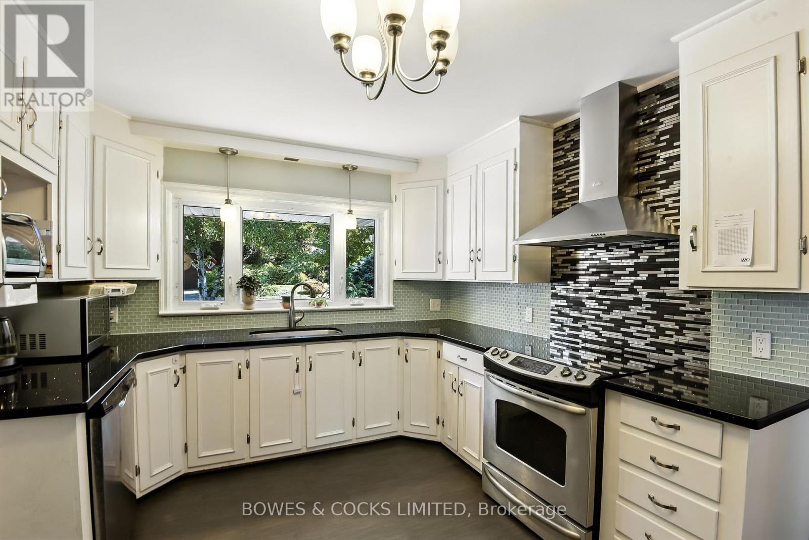 433 Manorhill Avenue, Peterborough (Town Ward 3), Ontario  K9J 6H7 - Photo 13 - X12551552