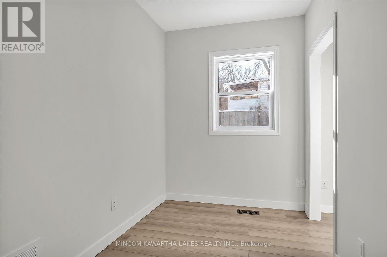 588 Wolfe Street, Peterborough (Town Ward 3), Ontario  K9J 2L8 - Photo 10 - X12558056