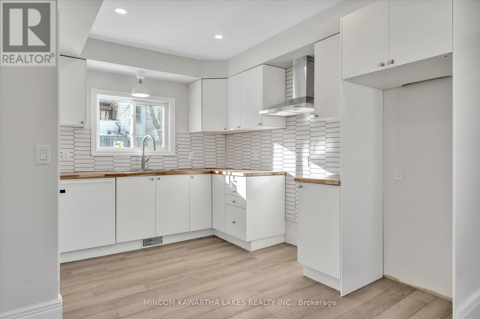 588 Wolfe Street, Peterborough (Town Ward 3), Ontario  K9J 2L8 - Photo 5 - X12558056