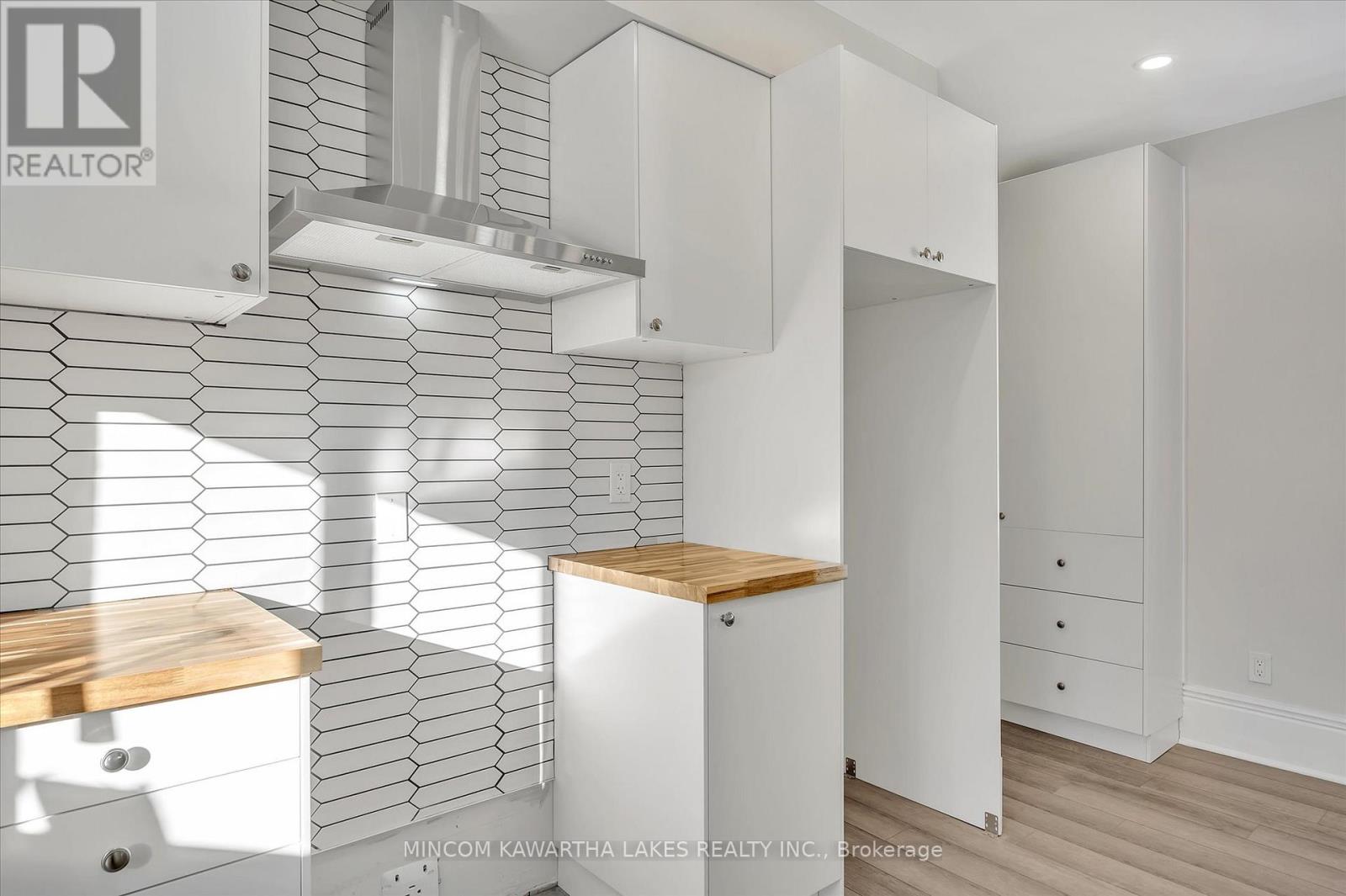 588 Wolfe Street, Peterborough (Town Ward 3), Ontario  K9J 2L8 - Photo 8 - X12558056