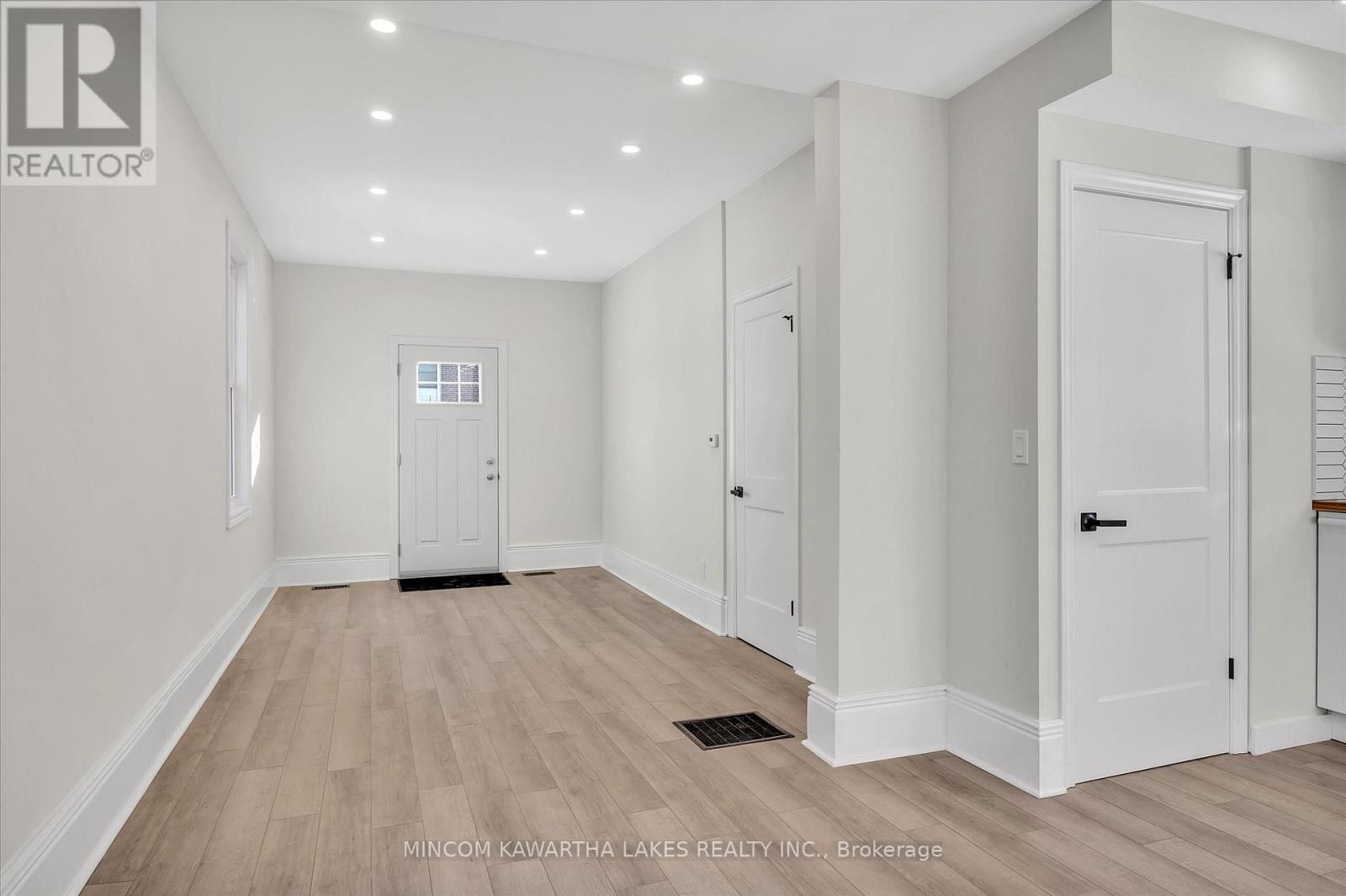 588 Wolfe Street, Peterborough (Town Ward 3), Ontario  K9J 2L8 - Photo 9 - X12558056