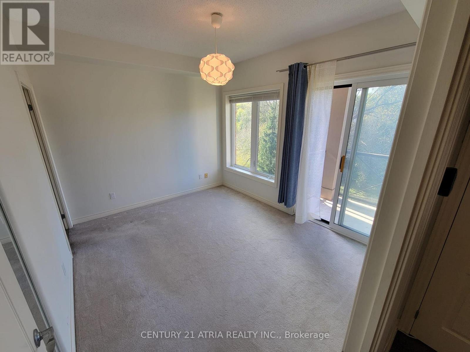 869 Clonsilla Avenue, Peterborough (Otonabee Ward 1), Ontario  K9J 0B7 - Photo 4 - X12561604