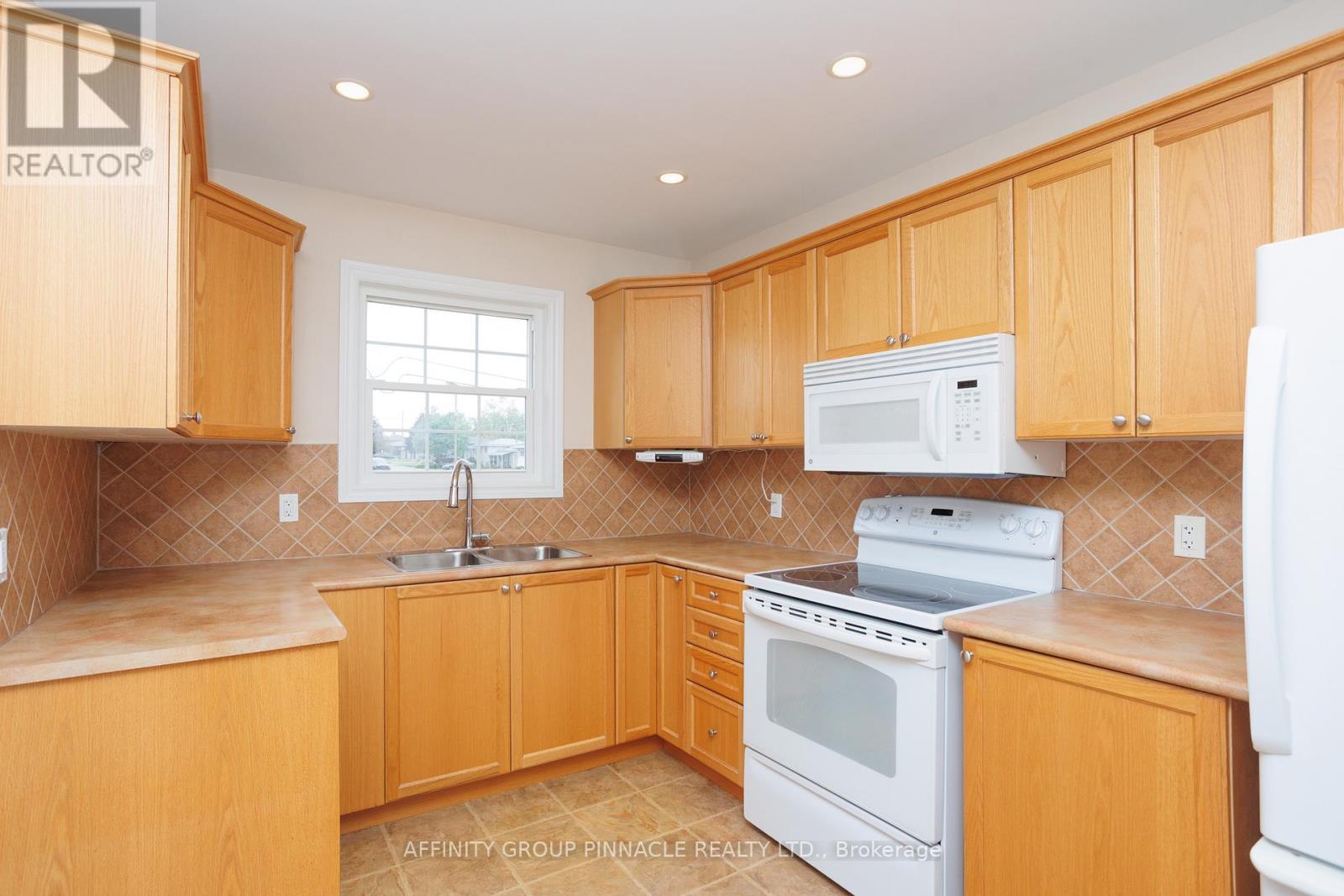 10 Champlain Boulevard, Kawartha Lakes (Lindsay), Ontario  K9V 0H9 - Photo 14 - X12564246