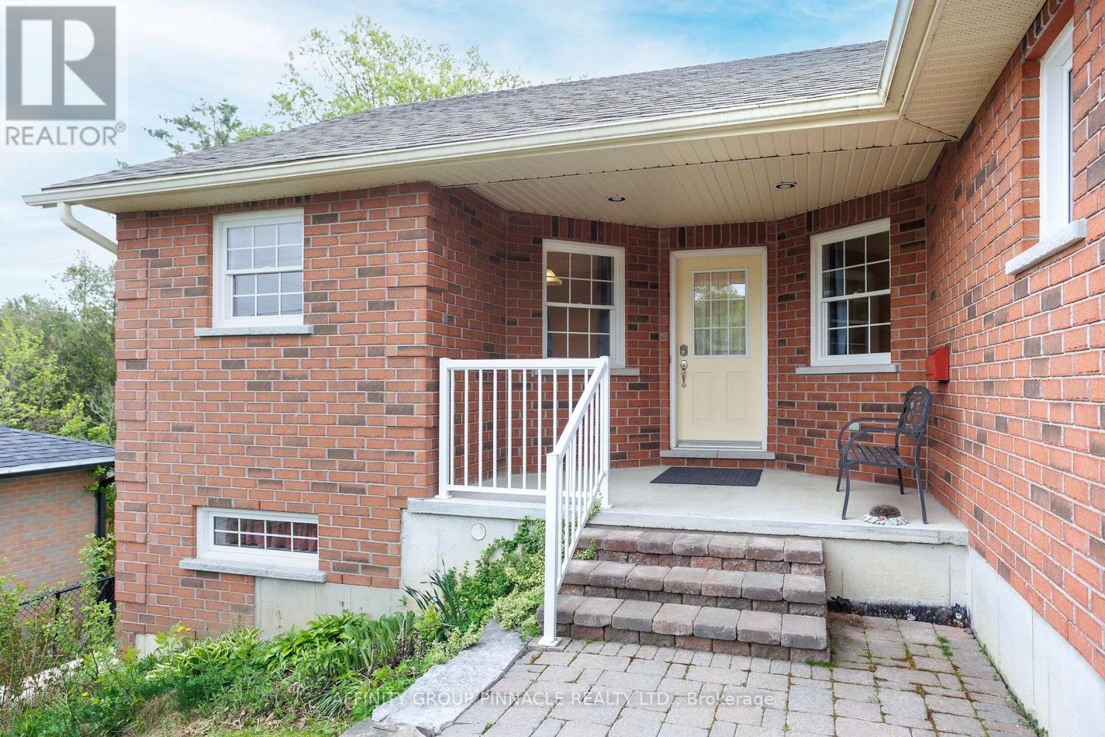 10 Champlain Boulevard, Kawartha Lakes (Lindsay), Ontario  K9V 0H9 - Photo 4 - X12564246