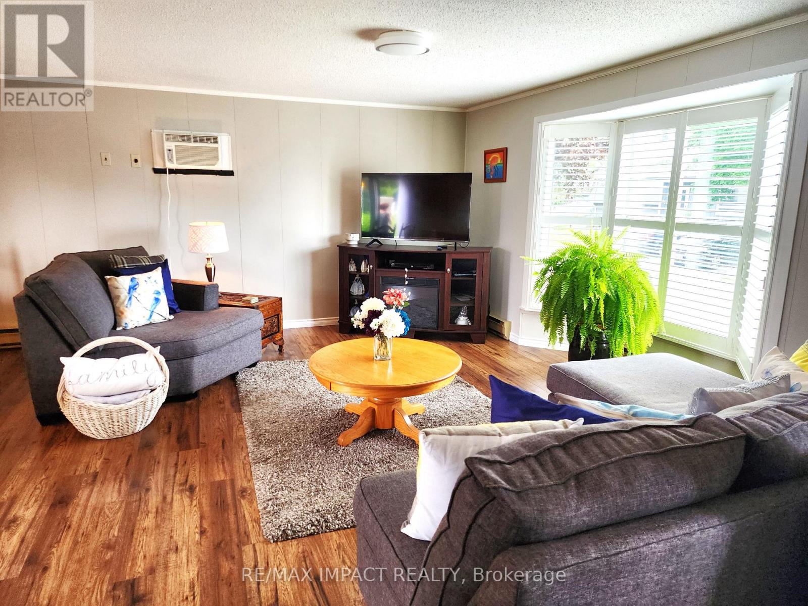 4 Champlain Court, Clarington (Newcastle), Ontario  L1B 1A5 - Photo 2 - E12564514