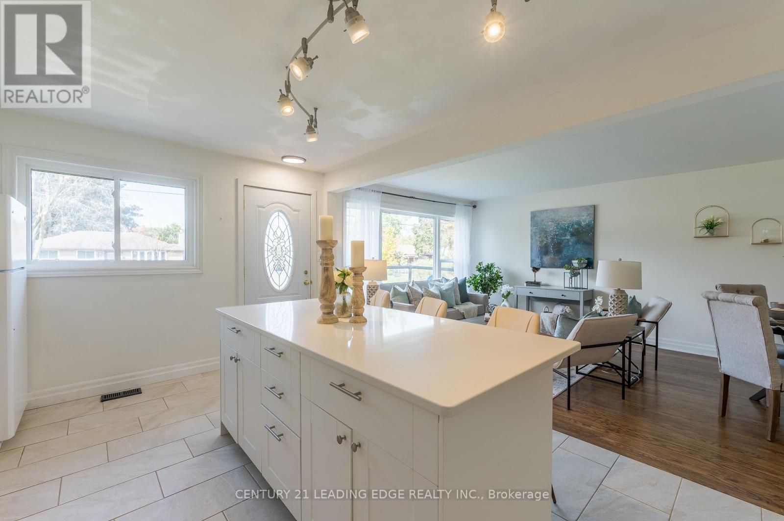 Upper - 18 Daleview Avenue, Peterborough (Monaghan Ward 2), Ontario  K9J 1L5 - Photo 10 - X12564774