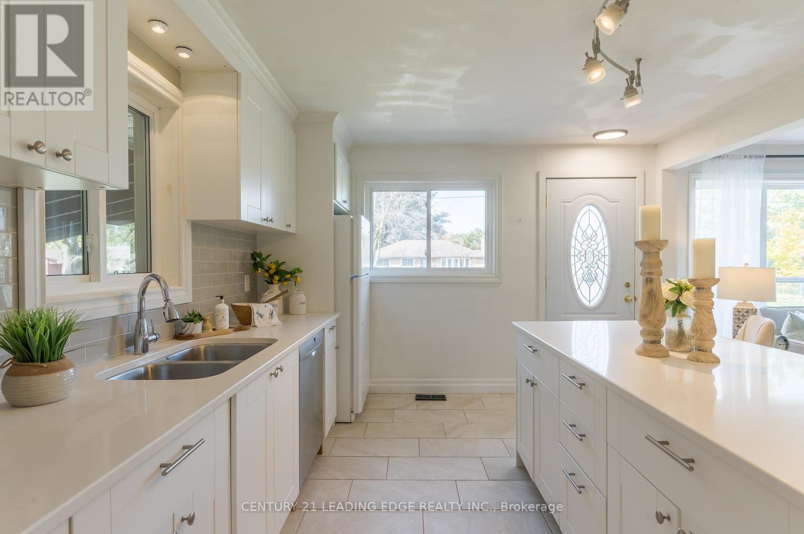 Upper - 18 Daleview Avenue, Peterborough (Monaghan Ward 2), Ontario  K9J 1L5 - Photo 11 - X12564774