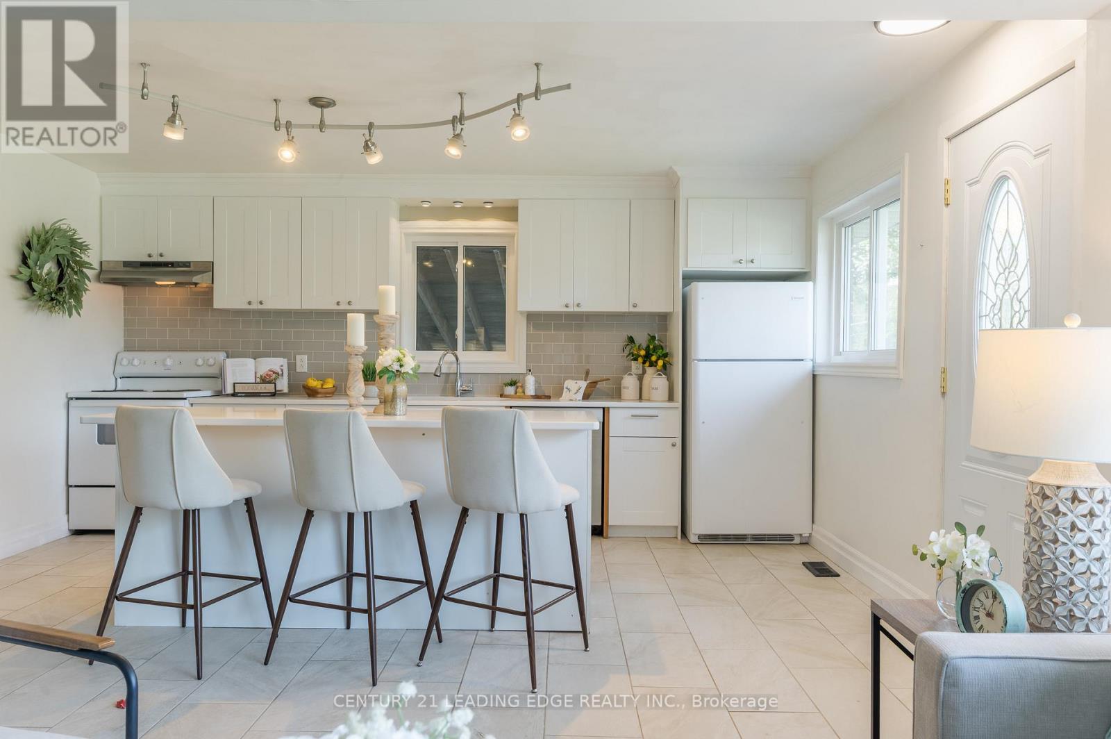 Upper - 18 Daleview Avenue, Peterborough (Monaghan Ward 2), Ontario  K9J 1L5 - Photo 15 - X12564774