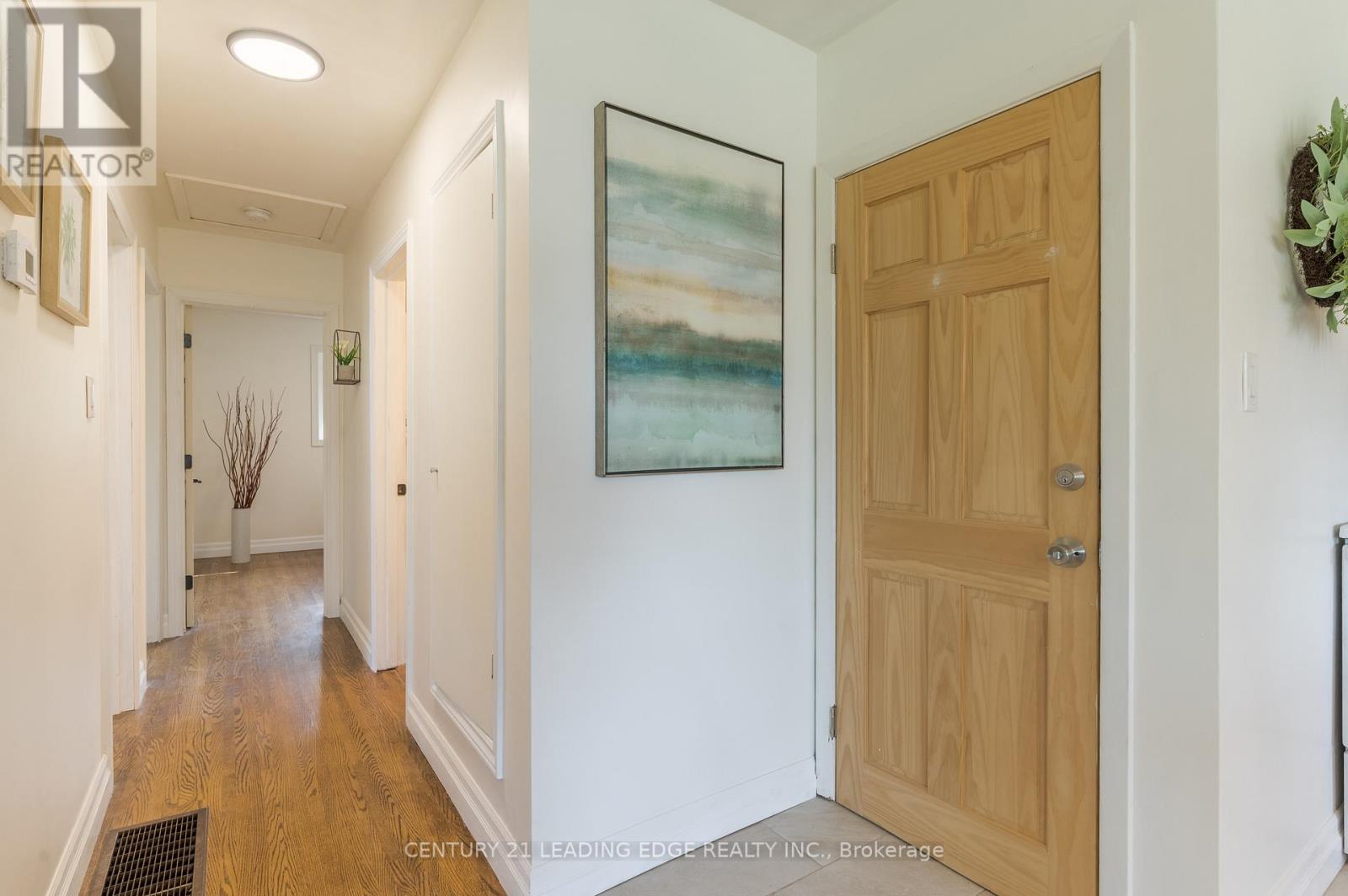 Upper - 18 Daleview Avenue, Peterborough (Monaghan Ward 2), Ontario  K9J 1L5 - Photo 18 - X12564774