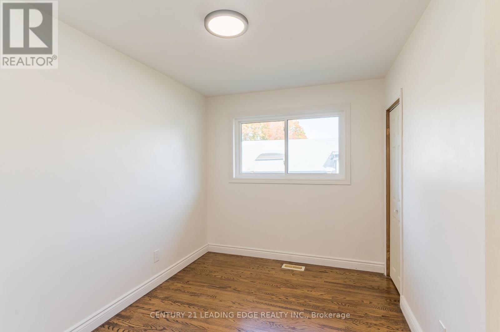 Upper - 18 Daleview Avenue, Peterborough (Monaghan Ward 2), Ontario  K9J 1L5 - Photo 23 - X12564774