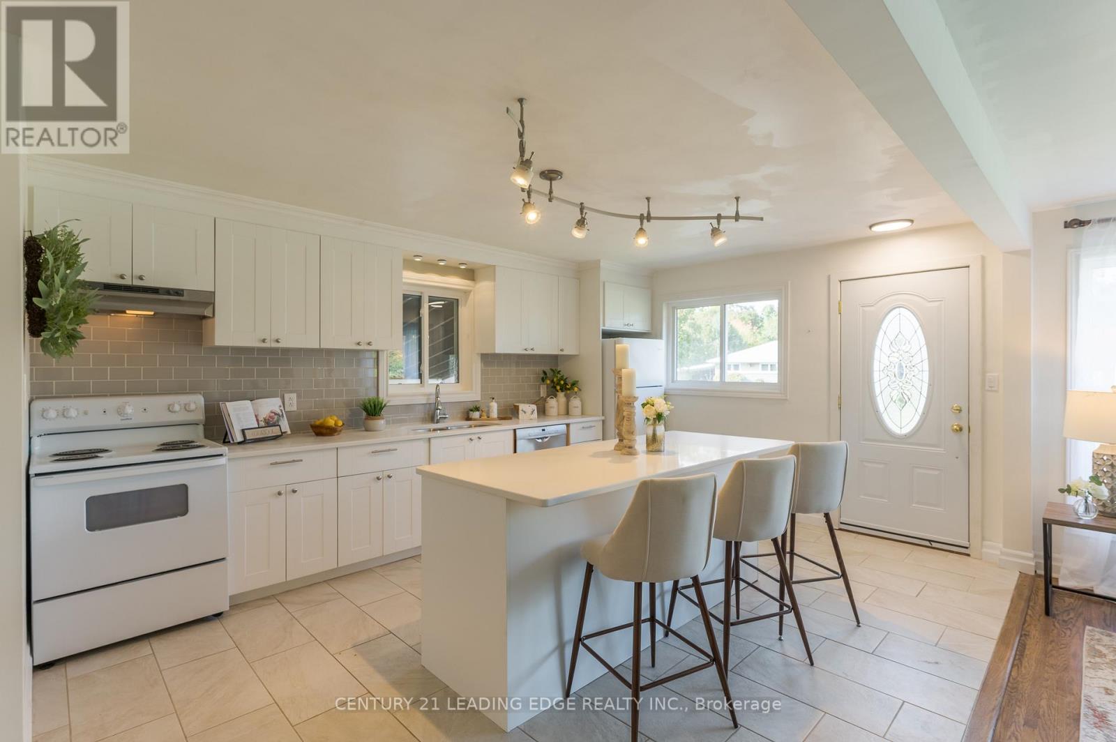 Upper - 18 Daleview Avenue, Peterborough (Monaghan Ward 2), Ontario  K9J 1L5 - Photo 7 - X12564774