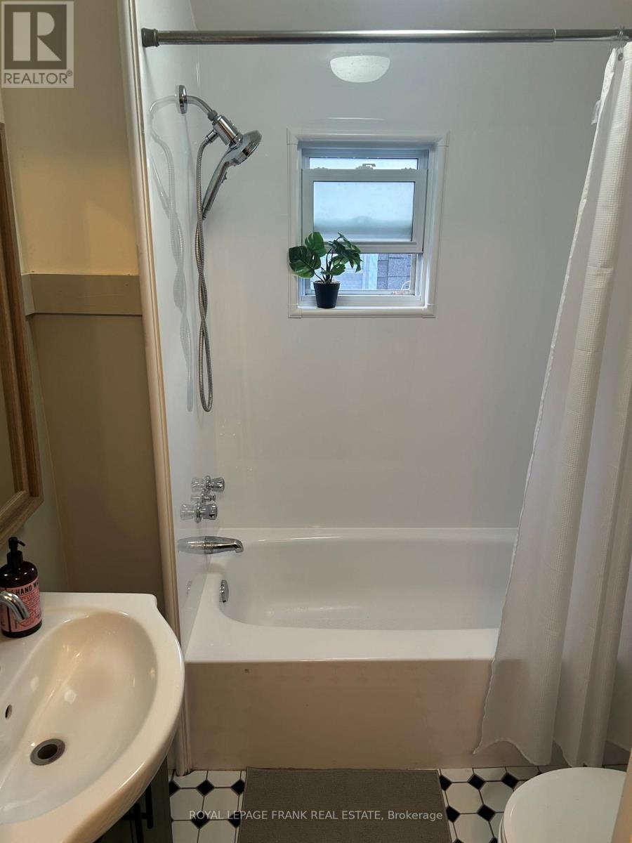 Upper - 1201 Kenneth Avenue, Peterborough (Otonabee Ward 1), Ontario  K9J 5P8 - Photo 10 - X12566164