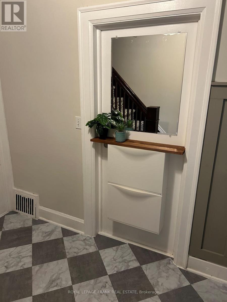 Upper - 1201 Kenneth Avenue, Peterborough (Otonabee Ward 1), Ontario  K9J 5P8 - Photo 12 - X12566164