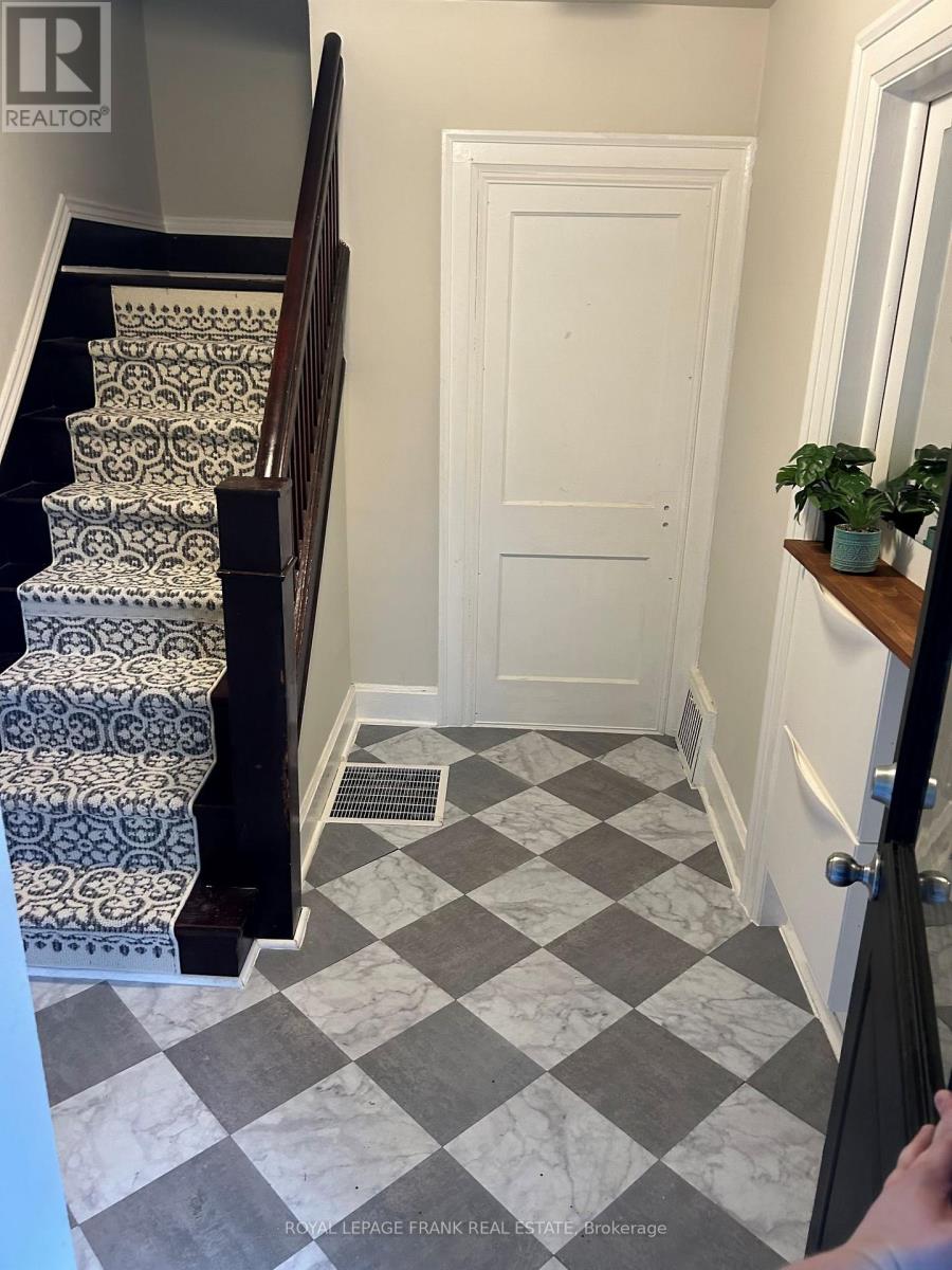 Upper - 1201 Kenneth Avenue, Peterborough (Otonabee Ward 1), Ontario  K9J 5P8 - Photo 2 - X12566164