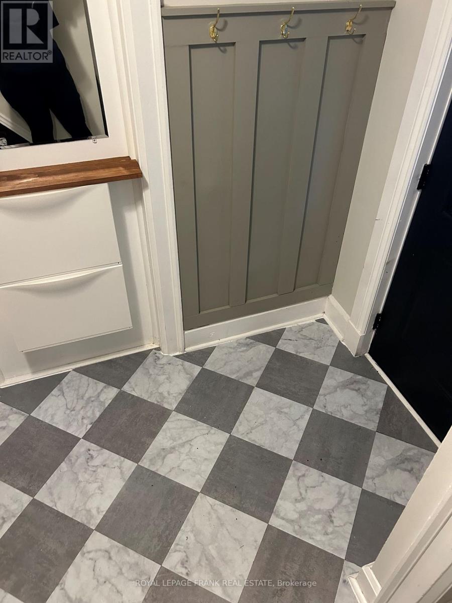 Upper - 1201 Kenneth Avenue, Peterborough (Otonabee Ward 1), Ontario  K9J 5P8 - Photo 3 - X12566164