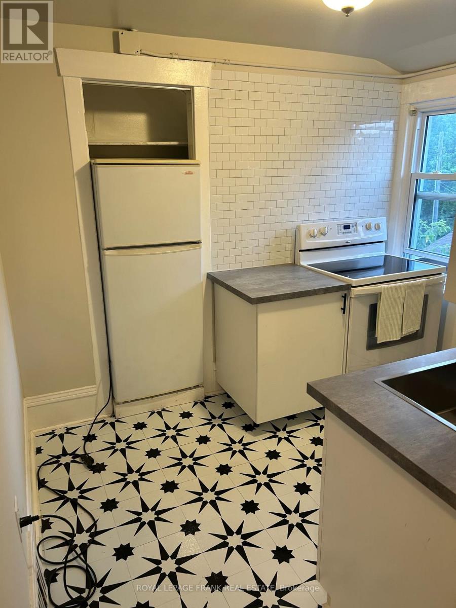 Upper - 1201 Kenneth Avenue, Peterborough (Otonabee Ward 1), Ontario  K9J 5P8 - Photo 5 - X12566164