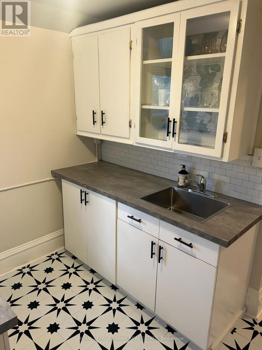 Upper - 1201 Kenneth Avenue, Peterborough (Otonabee Ward 1), Ontario  K9J 5P8 - Photo 6 - X12566164