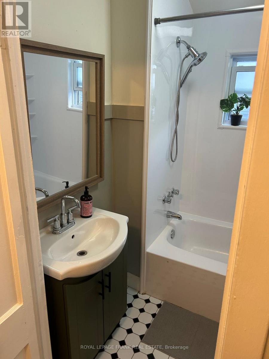 Upper - 1201 Kenneth Avenue, Peterborough (Otonabee Ward 1), Ontario  K9J 5P8 - Photo 9 - X12566164