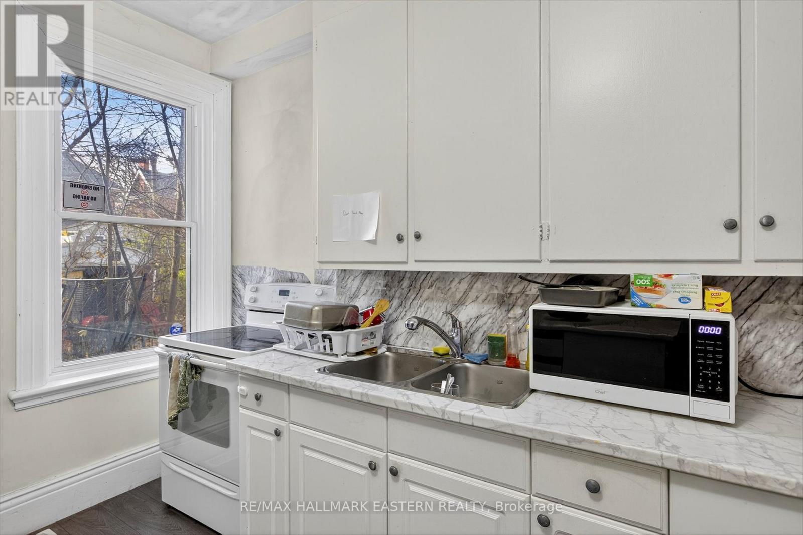 271 Thomas Street, Peterborough (Town Ward 3), Ontario  K9J 5E7 - Photo 7 - X12568548