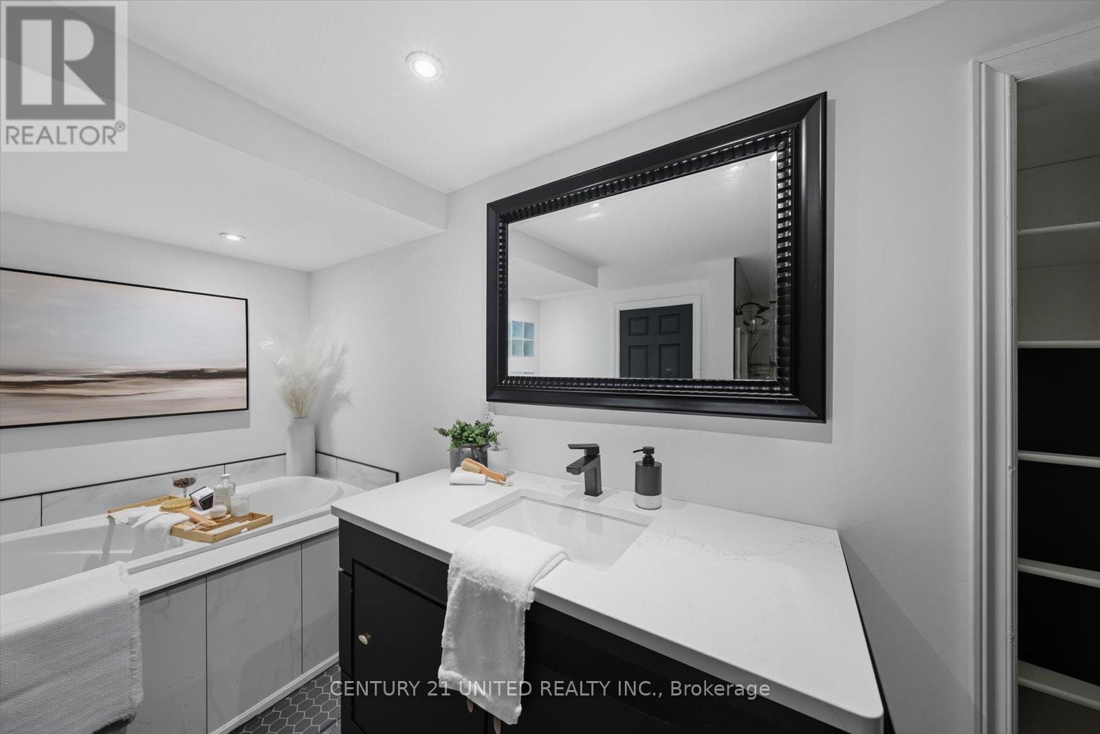 749 Spillsbury Drive, Peterborough (Otonabee Ward 1), Ontario  K9K 1K9 - Photo 35 - X12574322