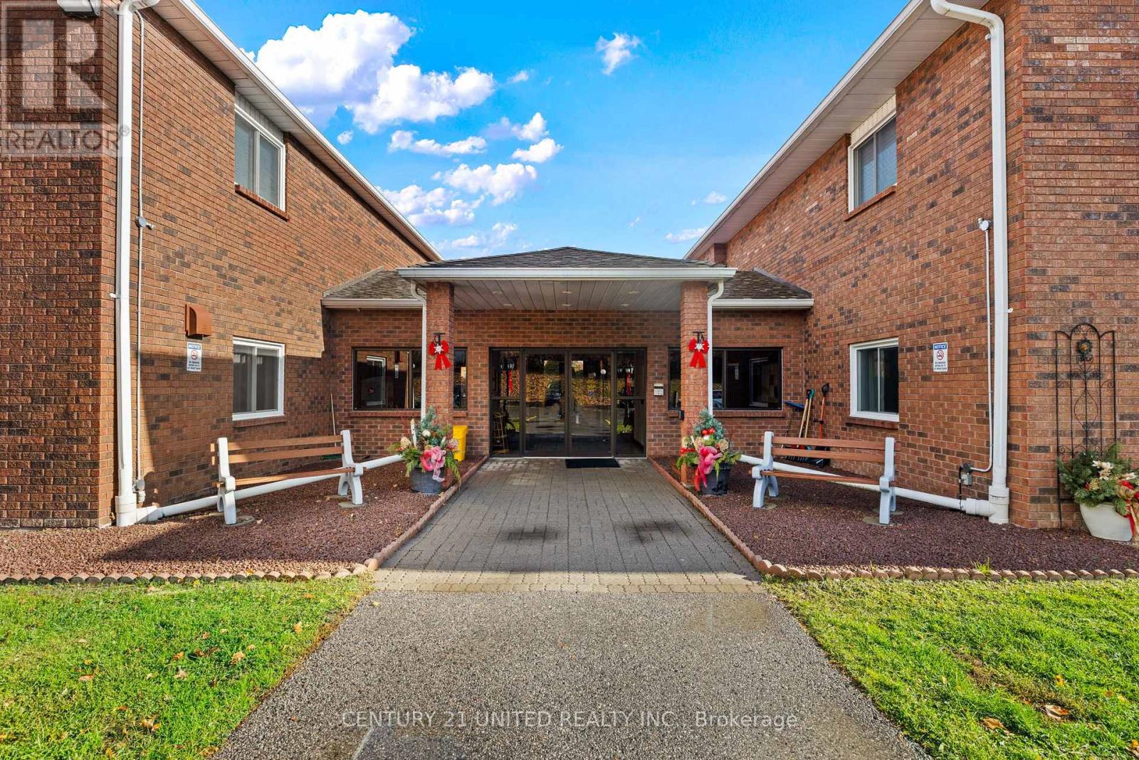 213 - 475 Parkhill Road W, Peterborough (Town Ward 3), Ontario  K9H 7M5 - Photo 3 - X12575086