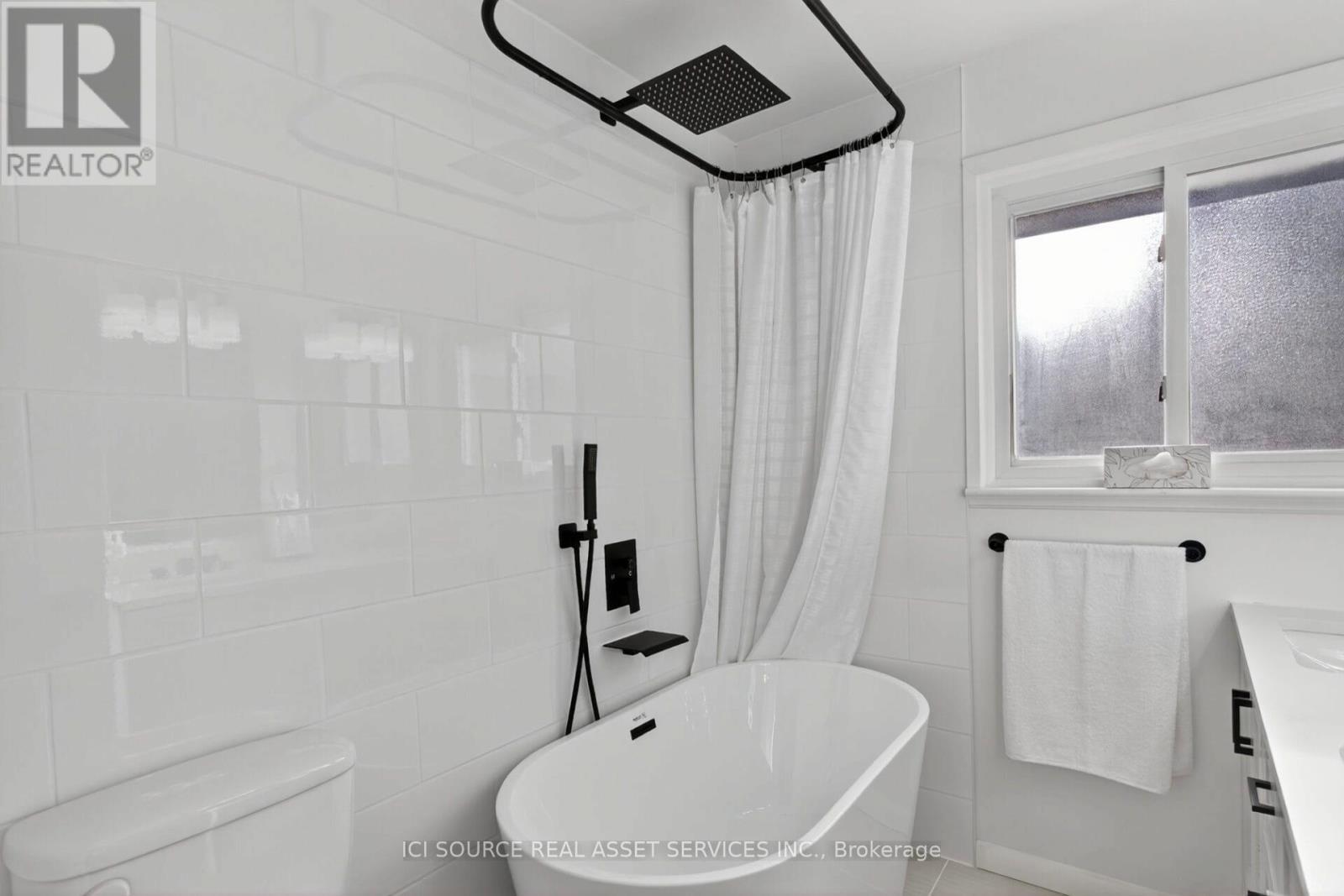 1092 Glendale Drive, Peterborough (Northcrest Ward 5), Ontario  K9H 6M4 - Photo 15 - X12575668